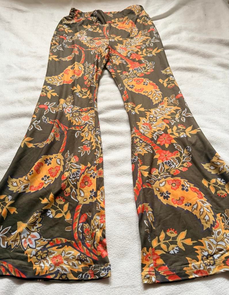 Gloednieuwe flared broek. Prachtige print., Overige kleuren, Nieuw, Ophalen of Verzenden, Maat 36 (S)