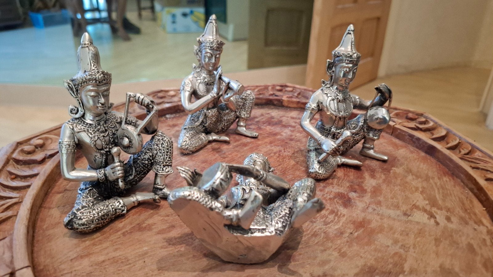 Set van 4 Thaise danseressen beelden, metaal, Antiek en Kunst, Groep mensen, Minder dan 20 cm, Handgemaakt, Beeld