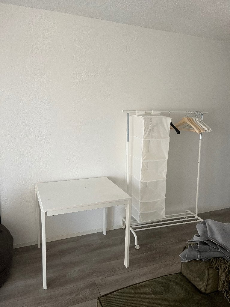 Ikea table and coat rack, Ophalen, 50 tot 100 cm, 50 tot 100 cm, Zo goed als nieuw