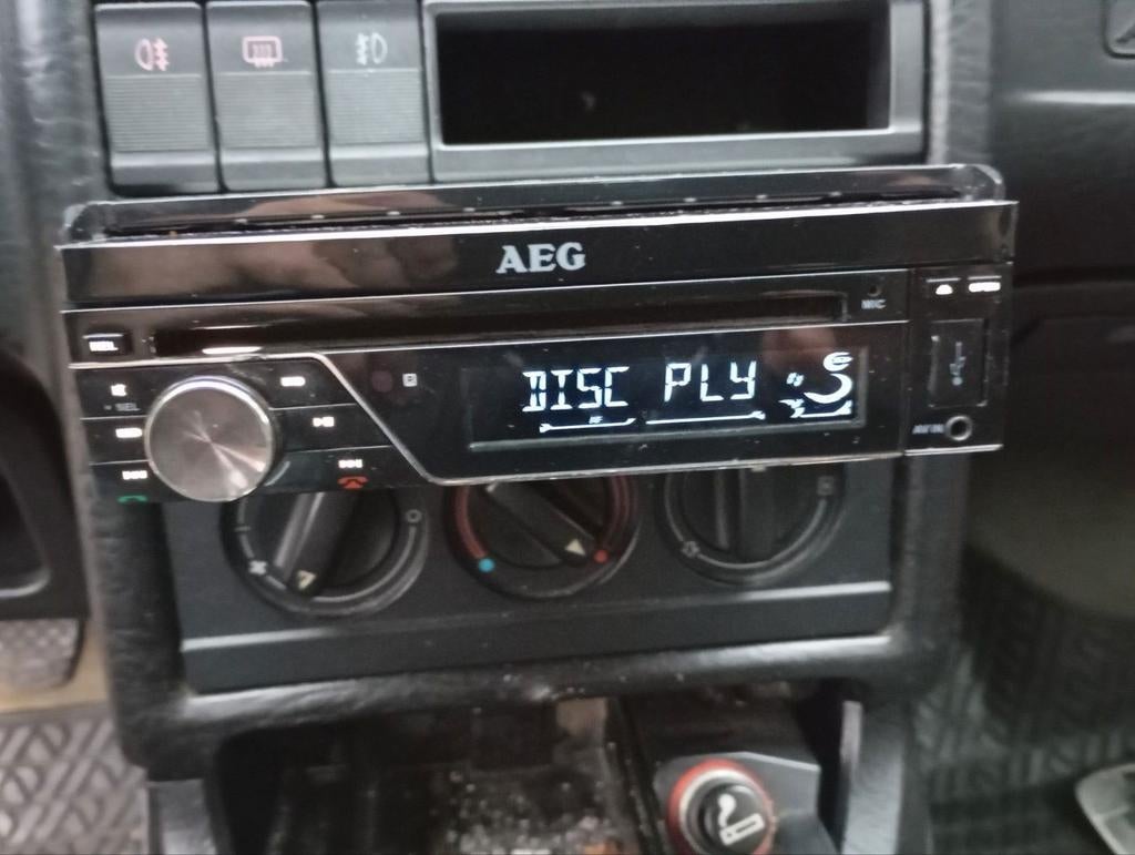 AEG autoradio met bleutooth en scherm Carplay, Ophalen, Gebruikt
