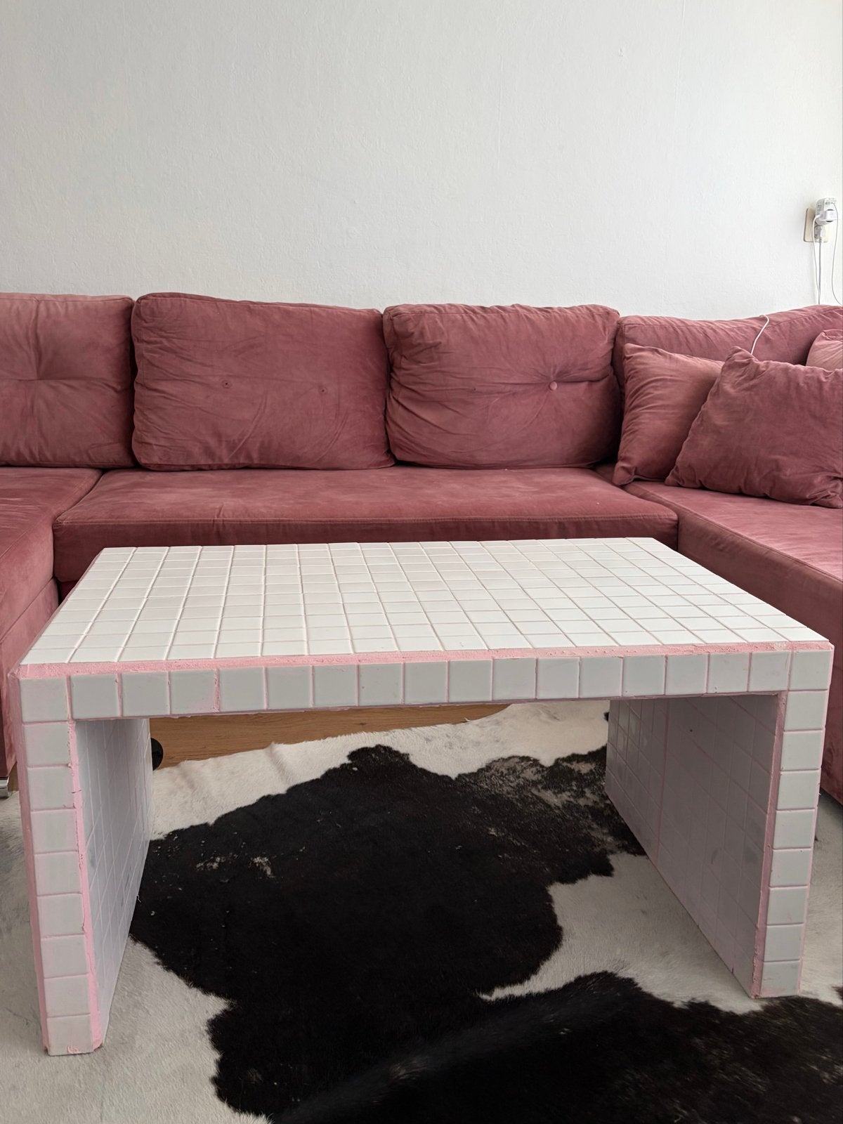 Unieke salontafel met witte tegels en roze voeg, Huis en Inrichting, Ophalen, Overige materialen, Gebruikt, 100 tot 150 cm