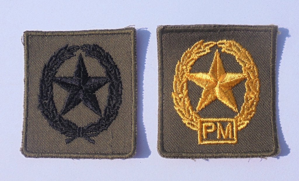 Setje 5x5 bekwaamheidsembleem PISTOOL. MITRAILLEUR, Verzamelen, Ophalen of Verzenden, Landmacht, Nederland, Embleem of Badge