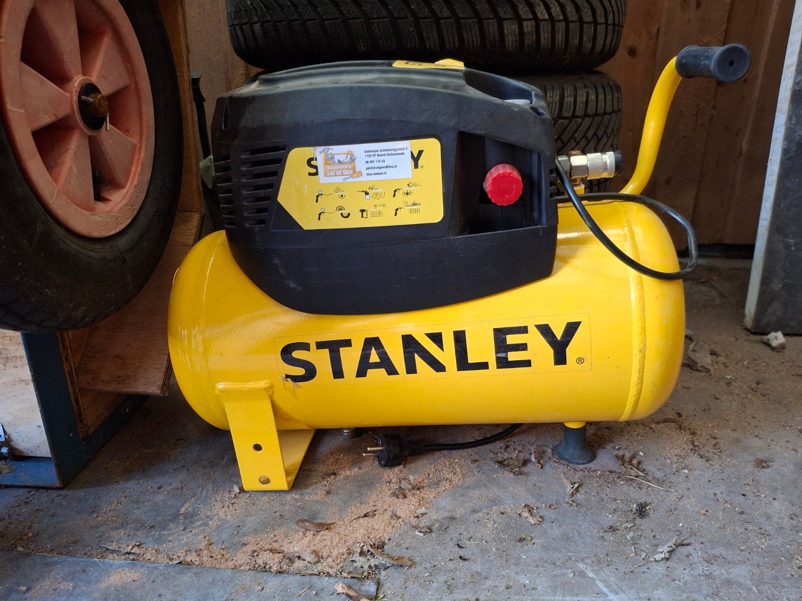 Stanley Luchtcompressor 1.5 PK, 24L, 8 Bar, Ophalen, Gebruikt, 6 tot 10 bar, Minder dan 200 liter/min