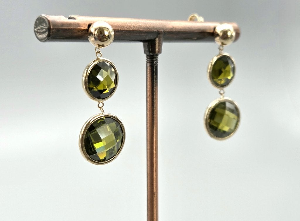 Gouden oorbellen met edelsteen peridot. Nr: 36, Ophalen of Verzenden, Zo goed als nieuw, Met edelsteen, Knopjes of Stekers