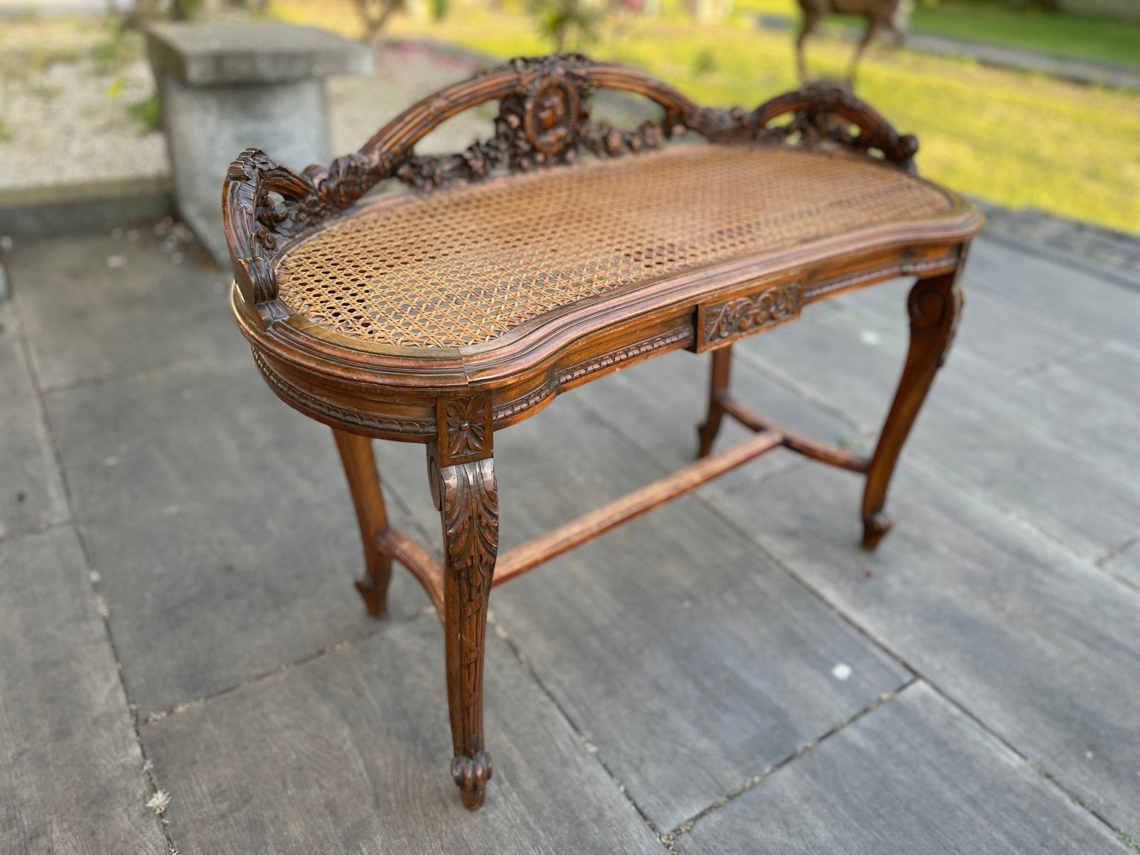 Antieke Franse Biedermeier bankje met rotan zit, Antiek en Kunst, Antiek | Meubels | Stoelen en Banken, Ophalen