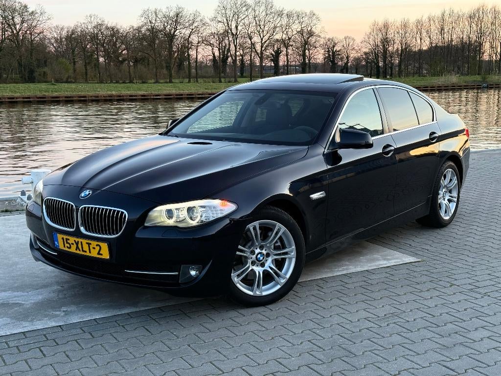 BMW 5-Serie 3.0 530I AUT 2012 Leder Navi Carplay Trekhaak, Auto's, Euro 5, Achterwielaandrijving, Zwart, 2000 kg