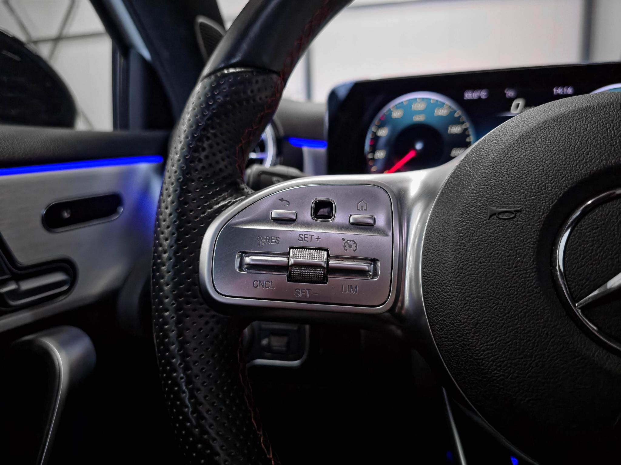 Foto 21 van Mercedes-Benz A-klasse 180 AMG | Burmester | Panoramadak | M