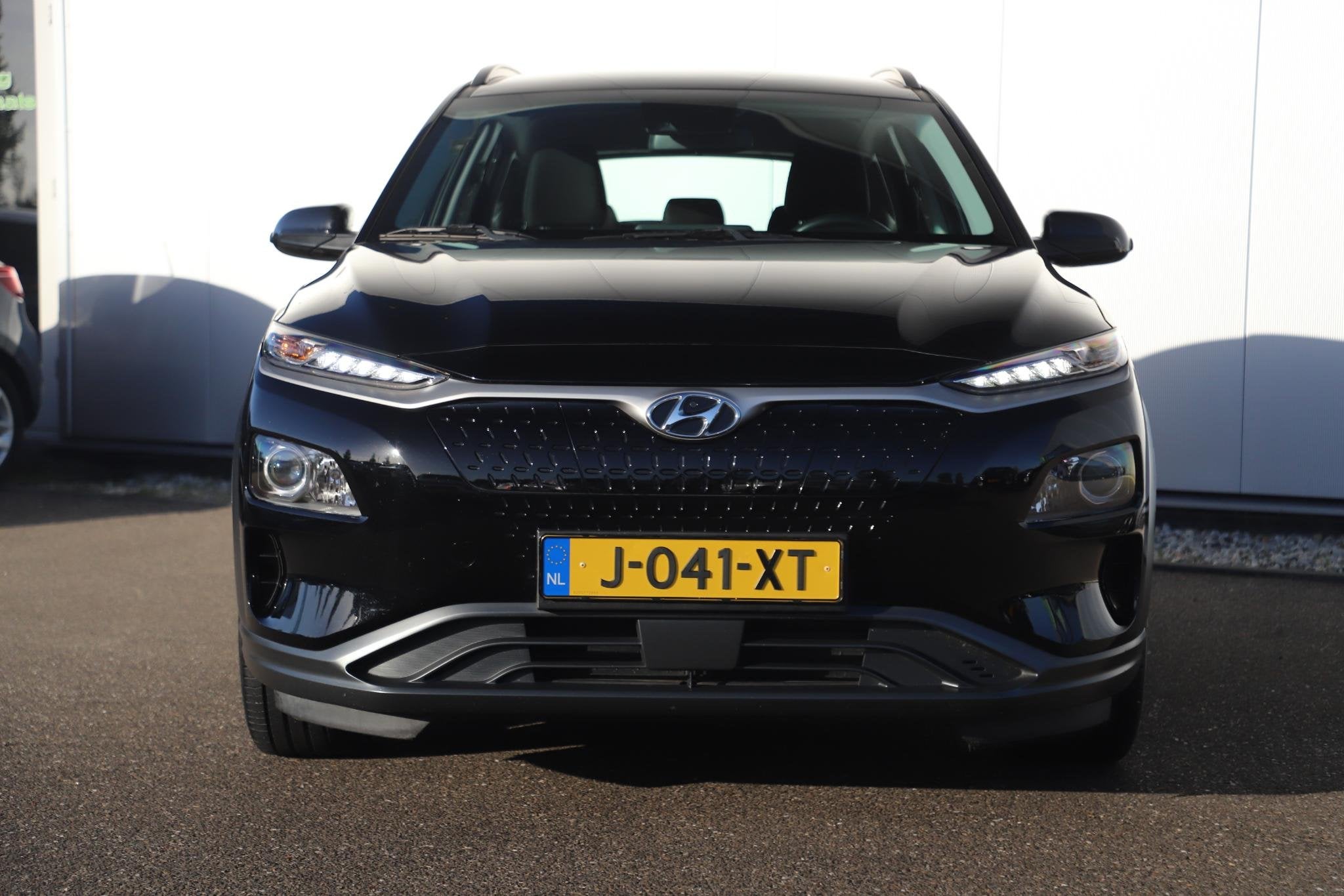 Hyundai Kona EV Comfort 64 kWh Automaat Hoge Instap Navigati, Gebruikt, Met garantie (alle), Zwart, Origineel Nederlands