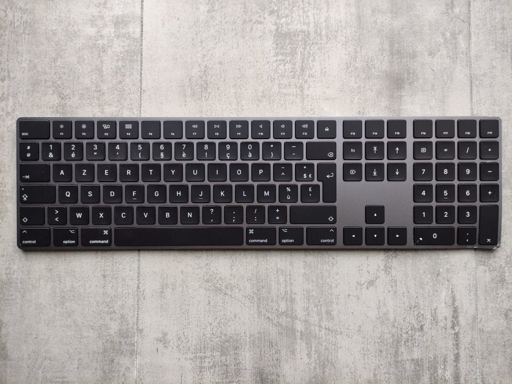 Apple toetsenbord met kleine beschadiging (werkend), Ophalen of Verzenden, Zo goed als nieuw, APPLE