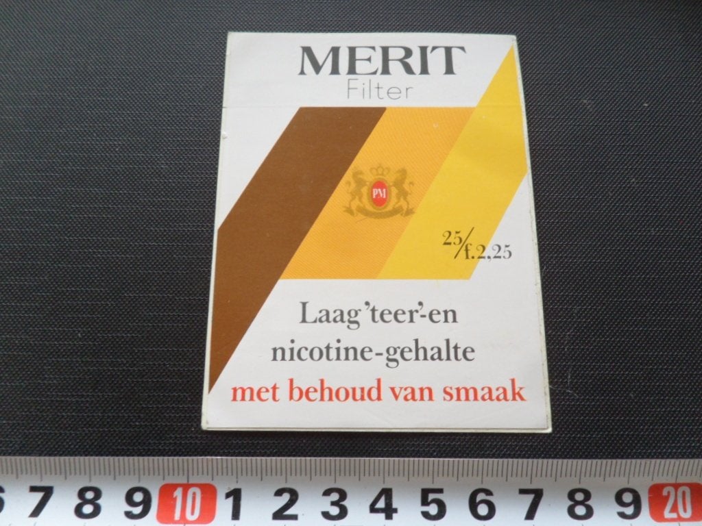 sticker MERIT Filter Laag teer- en nicotine -gehalte, Ophalen, Zo goed als nieuw