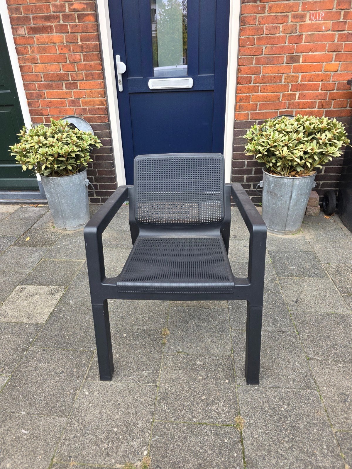 2 Stevige zwart/antraciet kunststof tuinstoelen., Huis en Inrichting, Ophalen, Kunststof, Gebruikt, Twee