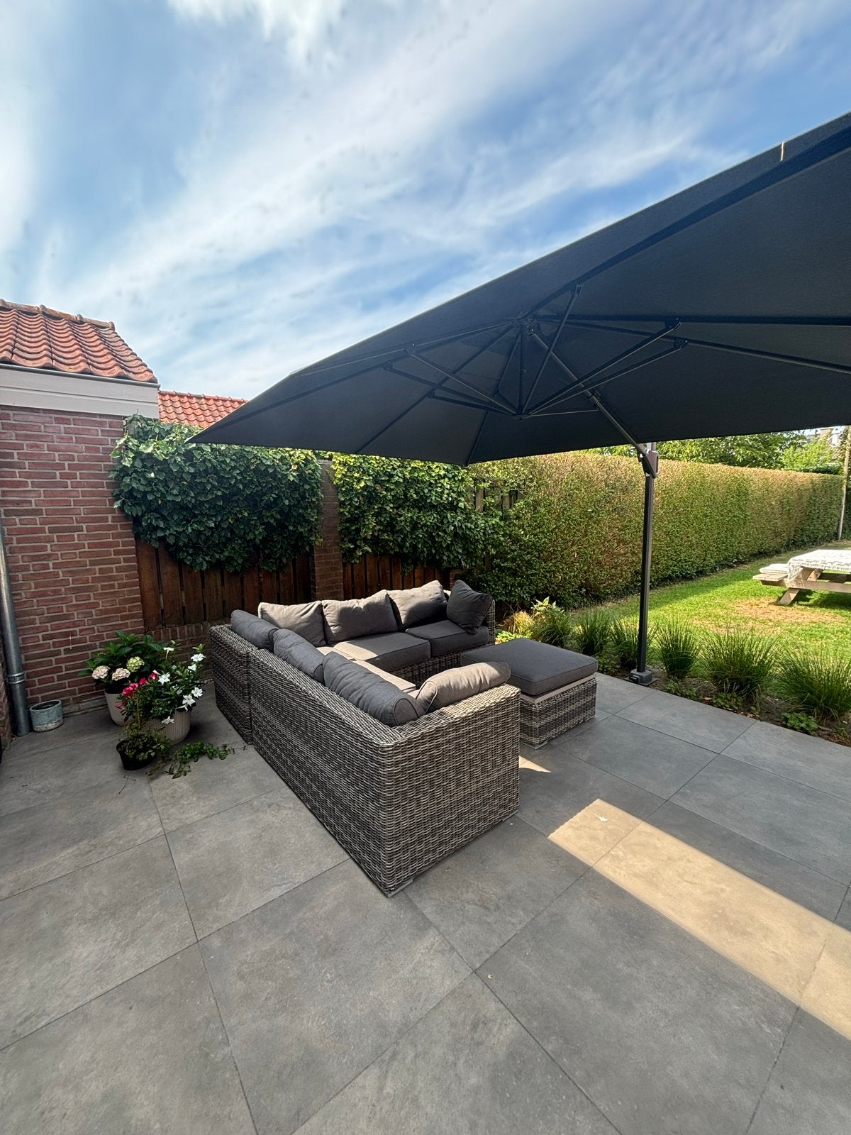 Loungebank voor buiten met grijze kussens, Ophalen, 5 zitplaatsen, Zo goed als nieuw, Loungeset