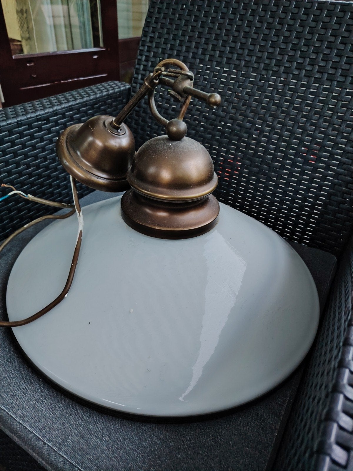 Vintage hanglamp met witte kap en bronzen armatuur, Gebruikt, Overige materialen, Vintage, Klassiek, Minder dan 25 cm