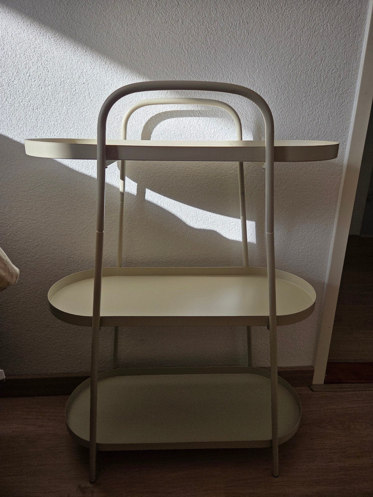 GEZOCHT : Beige rek/etagere/sidetable / bijzettafel action, Huis en Inrichting, Nieuw, Ophalen of Verzenden, 75 cm of meer, 60 cm of meer