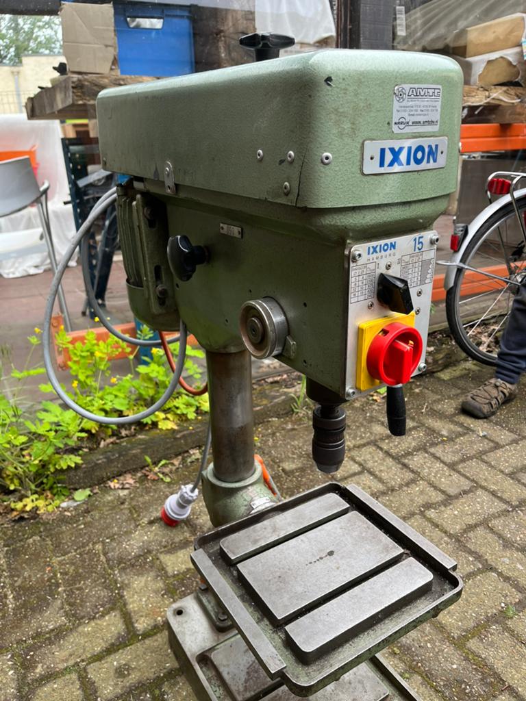 Ixion BT 15 tafelboormachine, Ophalen, Gebruikt, Kolomboormachine, Variabele snelheid