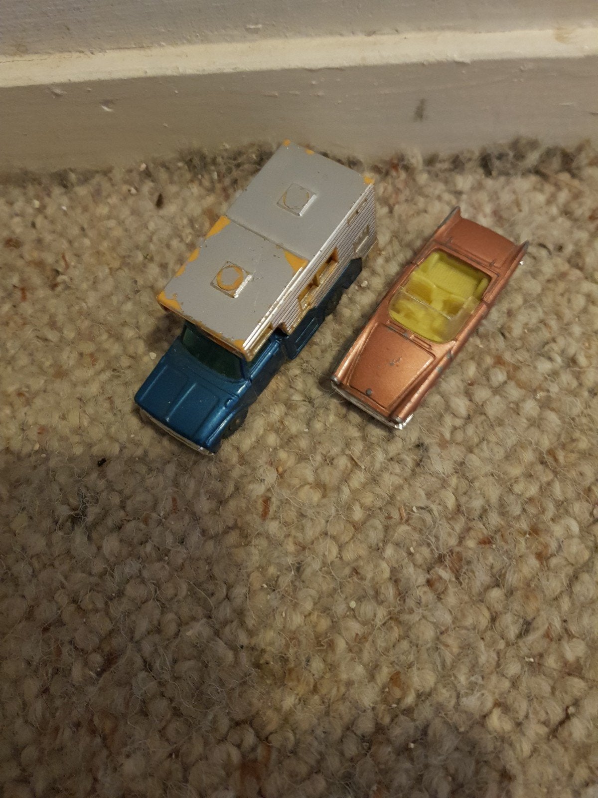 Twee Husky autootjes: Ford Camper en Sunbeam Alpine., Ophalen, Poppenhuis