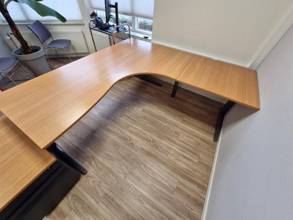 Ahrend hoekbureau 200x200 incl ladeblok, hoogte instelbaar, Kofferen 60, In hoogte verstelbaar, Zo goed als nieuw, Ahrend
