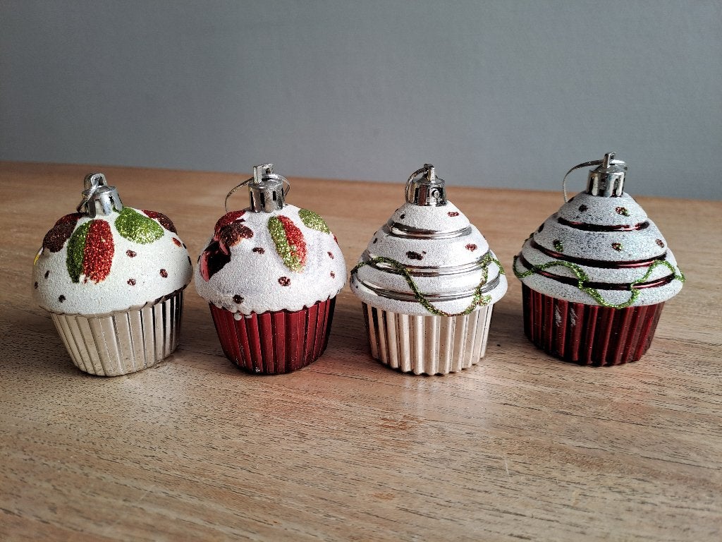 Kerstballen/kerstversiering cupcake 40 stuks zilver + rood, Ophalen of Verzenden, Zo goed als nieuw