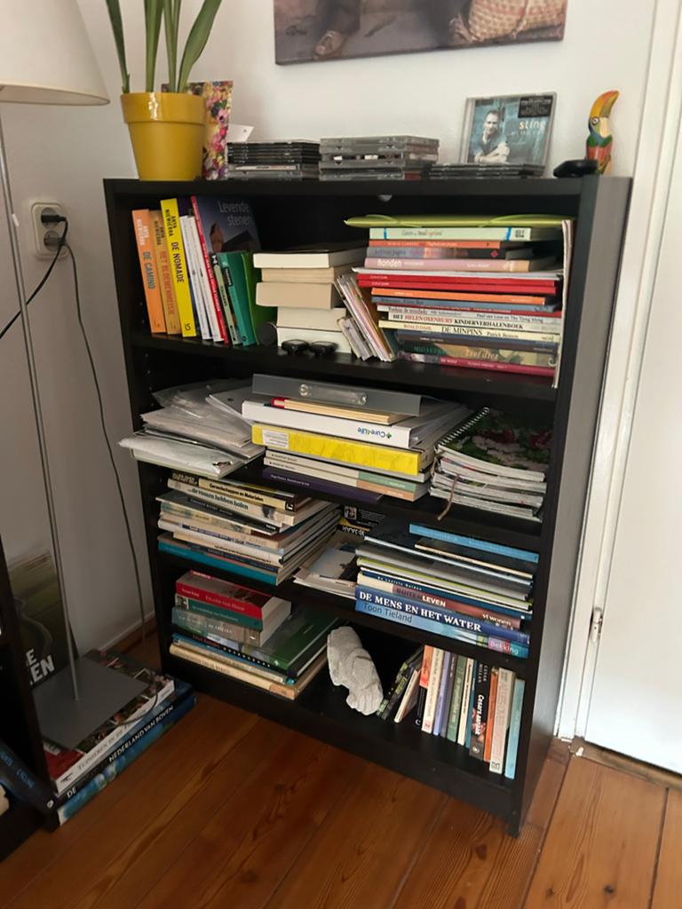 Drie kleine IKEA boekenkasten - Zwart/Donkerbruin, Met plank(en), 100 tot 150 cm, Zo goed als nieuw, 25 tot 50 cm