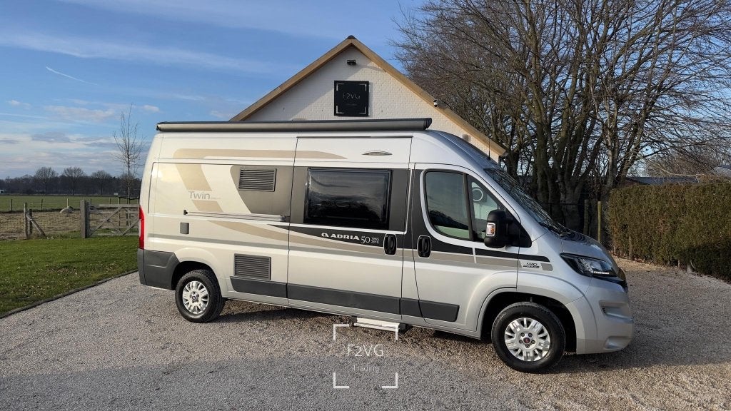 Adria Twin 600SPT 50 Years Edition, Caravans en Kamperen, Campers, Bedrijf, Buscamper of Camperbus, Adria