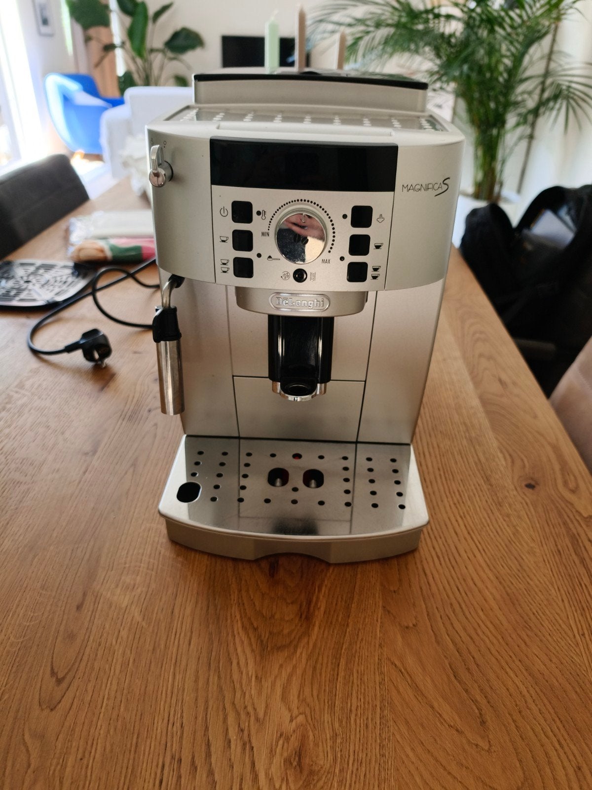 De'Longhi Magnifica S volautomatische espressomachine, Witgoed en Apparatuur, Koffiezetapparaten, Gebruikt, Koffiebonen, Espresso apparaat