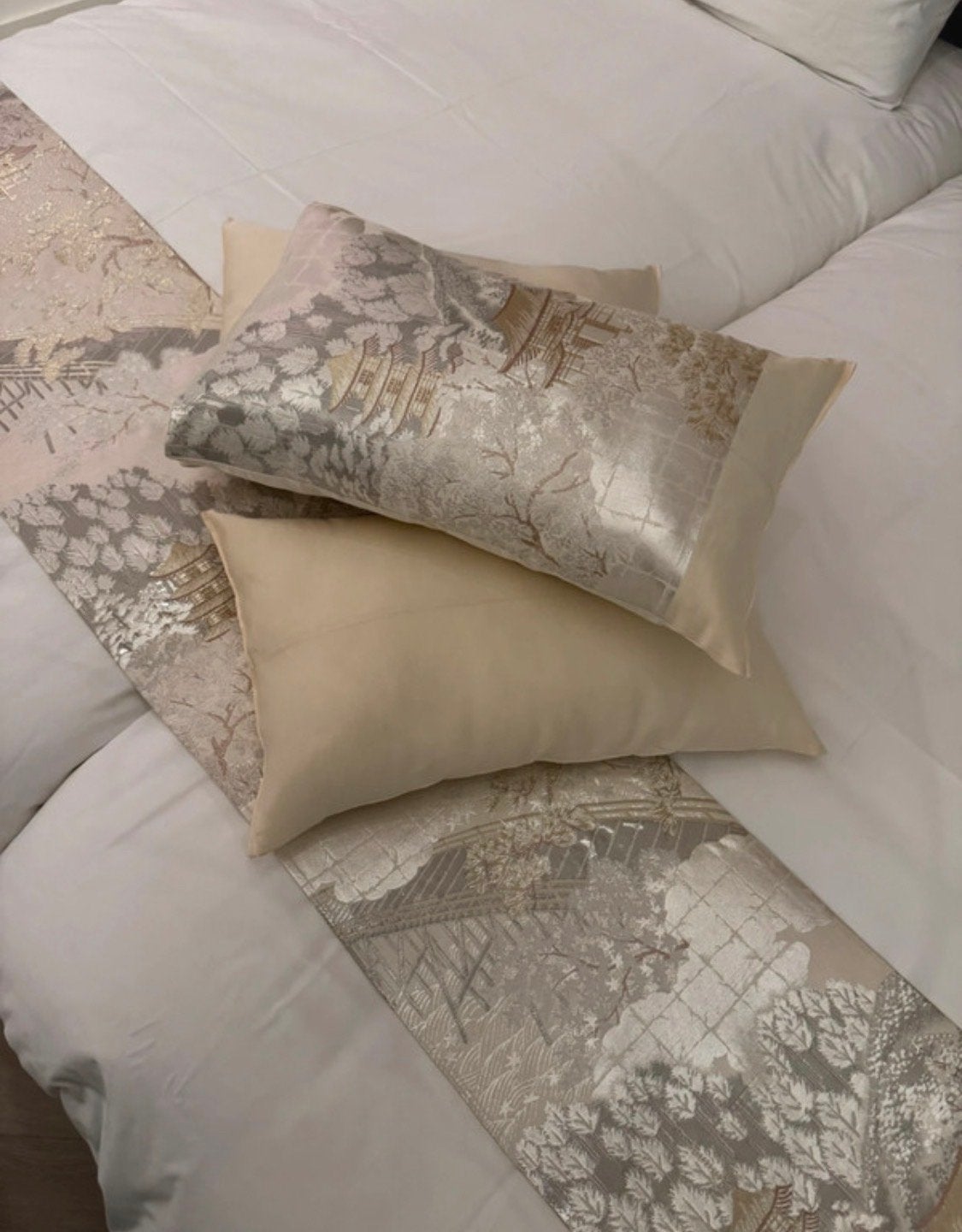Luxe Beddecoratie Set: Japanse Obi Kussens & Loper - Zilver, Ophalen of Verzenden, Zo goed als nieuw, Sierkussen, Zilver