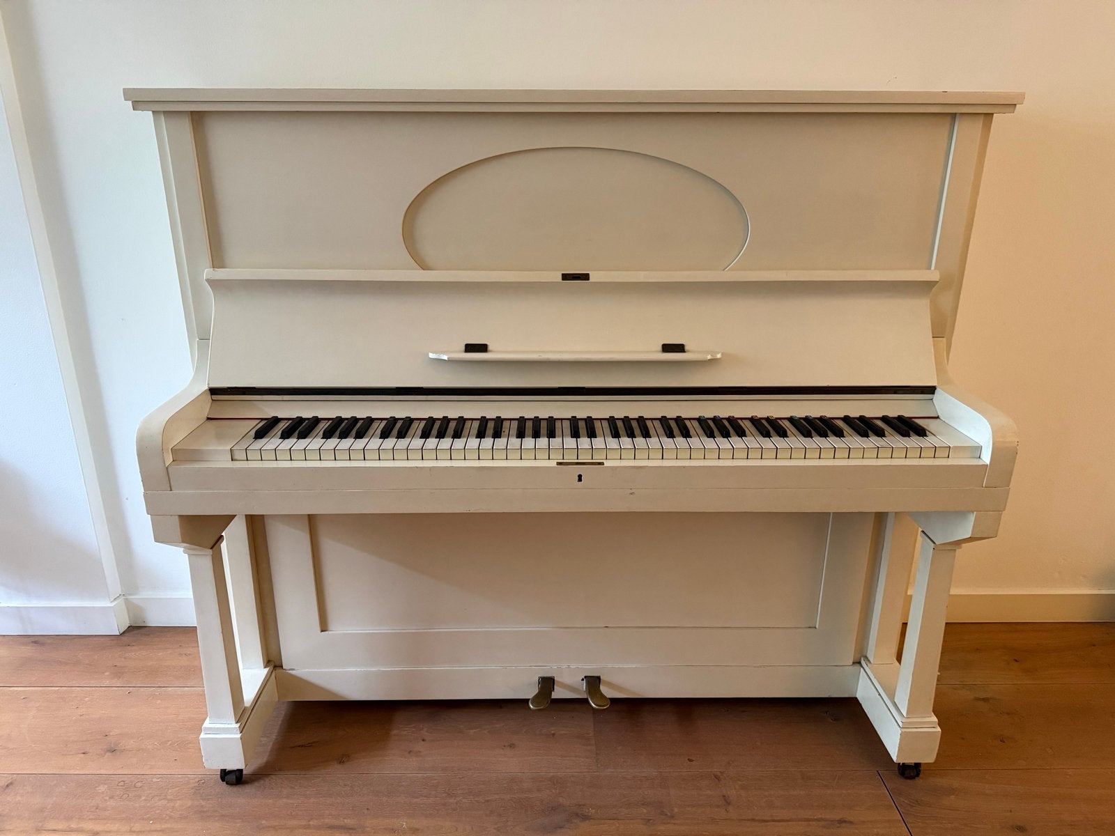 Gratis op te halen: Prachtige crème/witte oude piano, Ophalen, Gebruikt, Wit, Piano