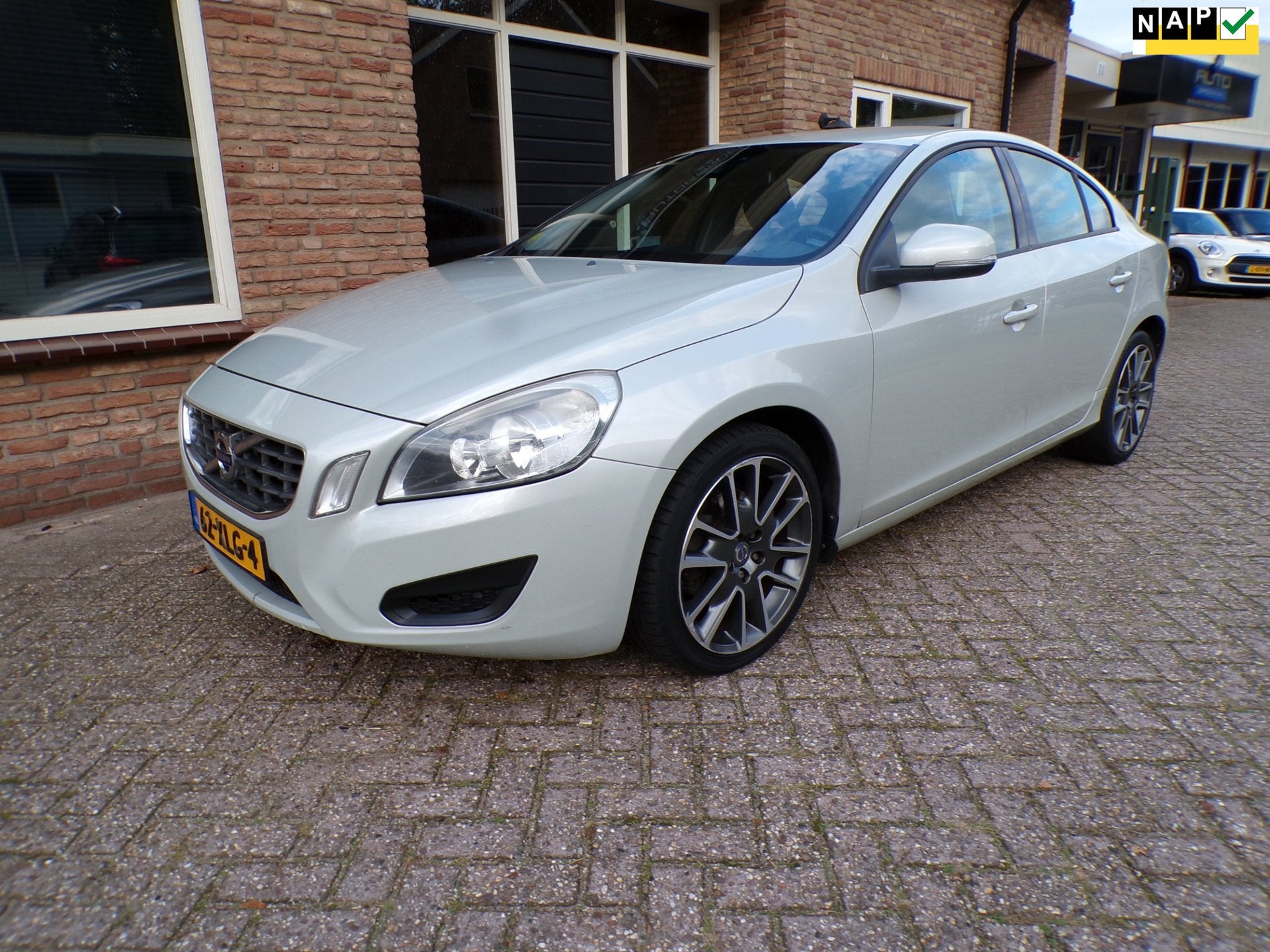 Volvo S60 2.0 D3 Kinetic Automaat / leder / Navi, Auto's, Gebruikt, Zwart, 1984 cc, S60