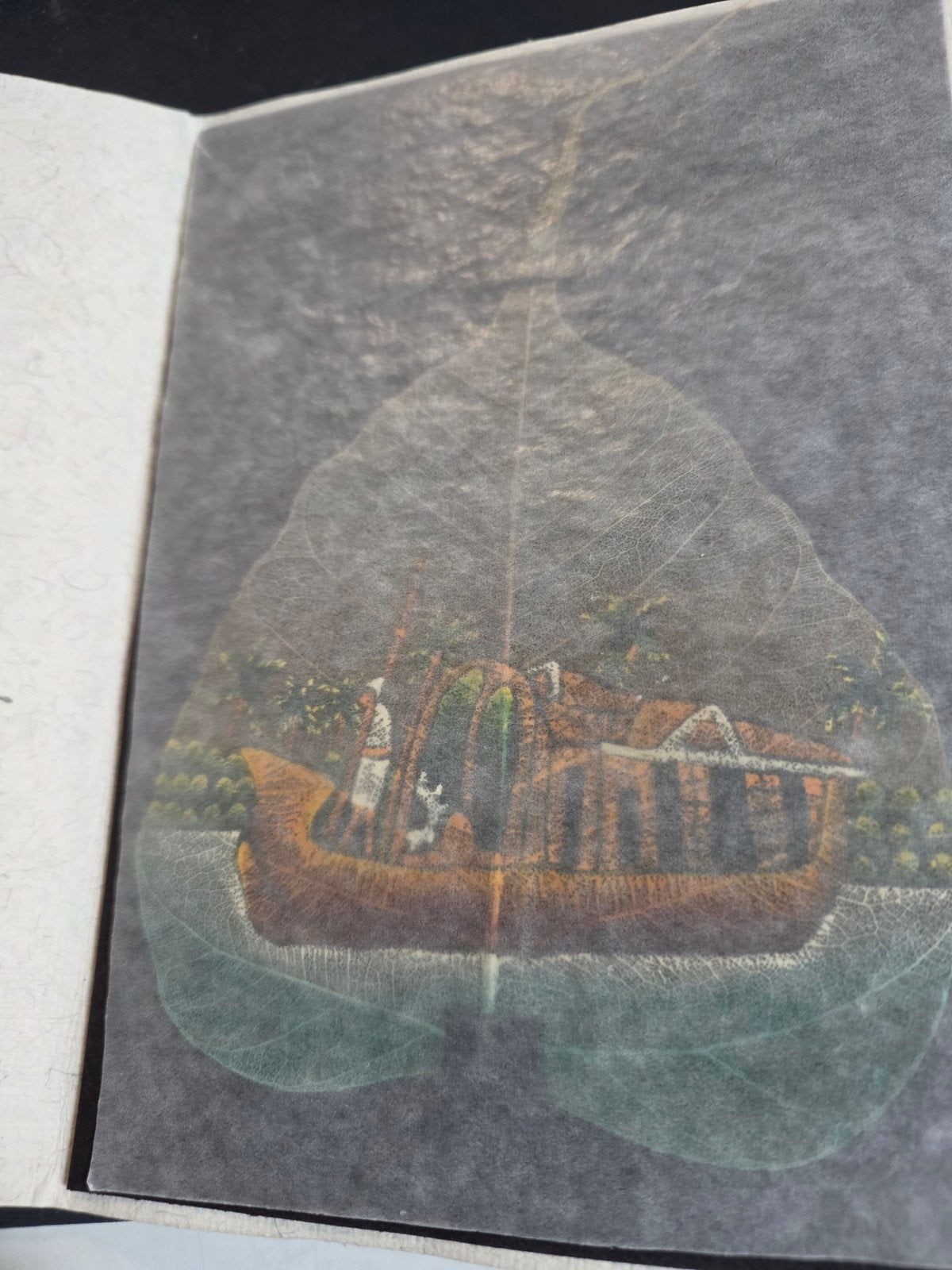 Handgeschilderd blad uit India: Woonboot op water, Schilderij, Natuurlijk materiaal, India, Ophalen of Verzenden