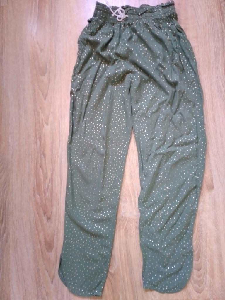 Nette groene dunne jogger met gouden stippen maat 134/140, Kinderen en Baby's, Kinderkleding | Maat 134, Broek, Meisje, H&M, Ophalen of Verzenden