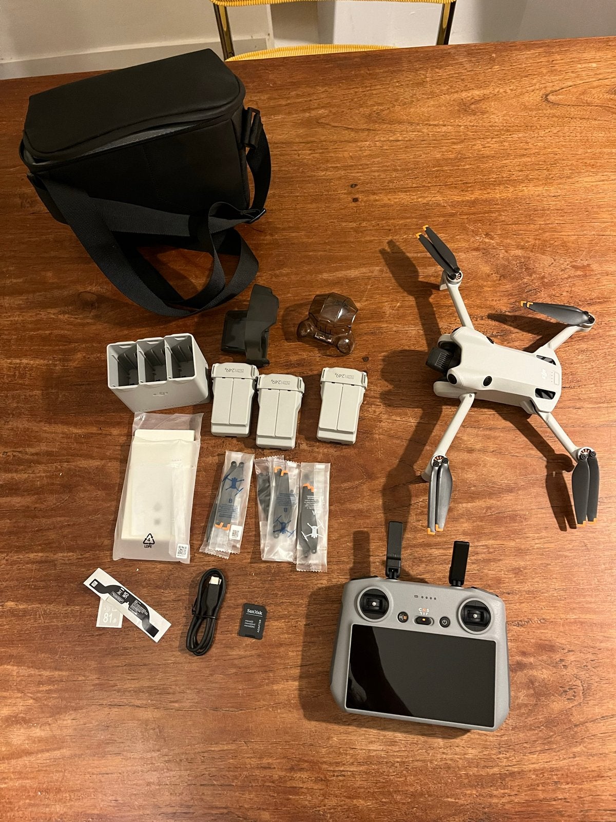 DJI Mini 4 Pro Fly More Combo, RC 2 Controller.Vrijwel nieuw, 30 tot 45 minuten, Cameradrone, Extra accu('s), Ophalen of Verzenden