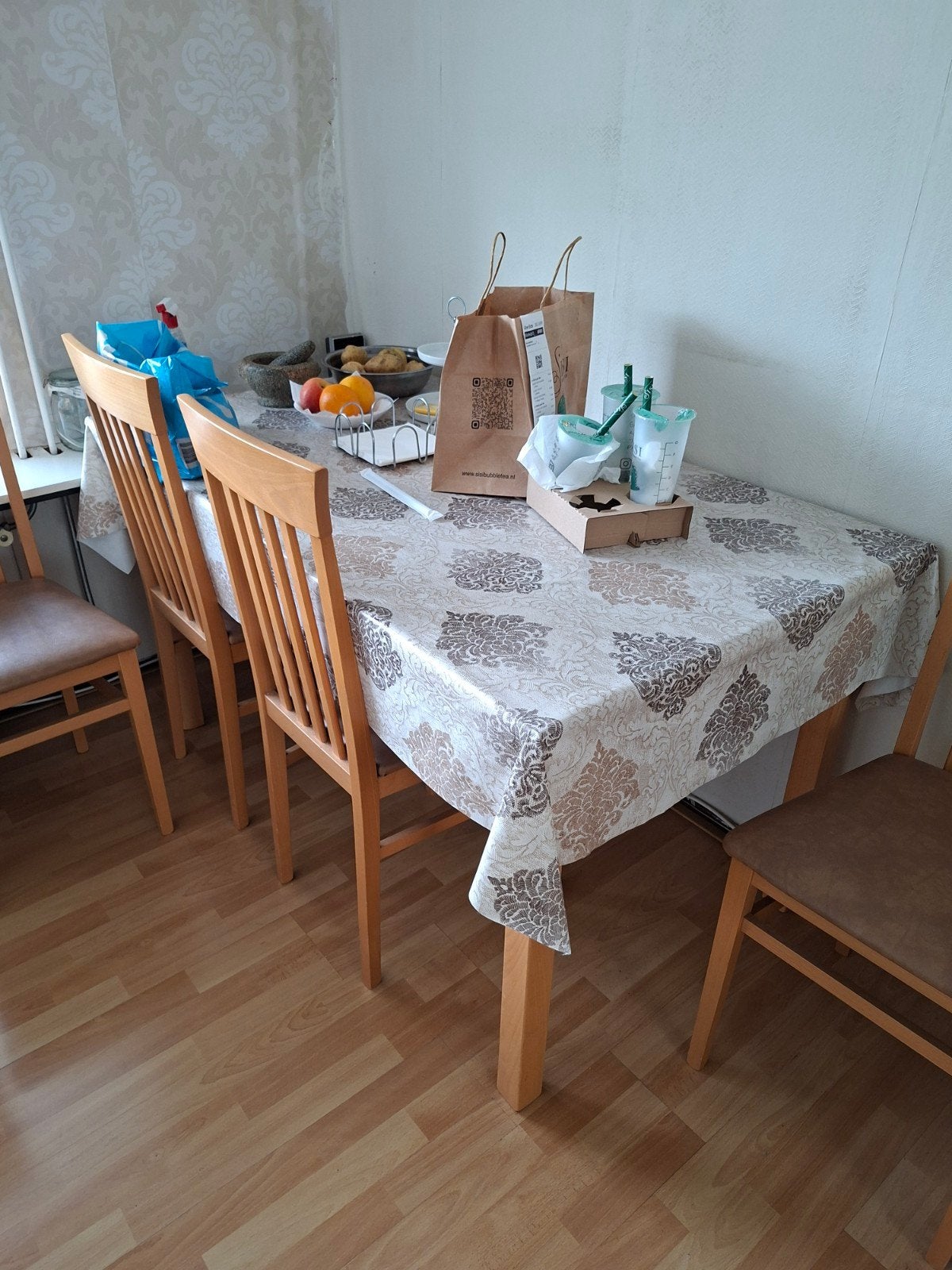 Gratis eettafel met 6 stoelen - Den Haag Stationsbuurt, Huis en Inrichting, Tafels | Eettafels, Gebruikt, 100 tot 150 cm, Vijf personen of meer