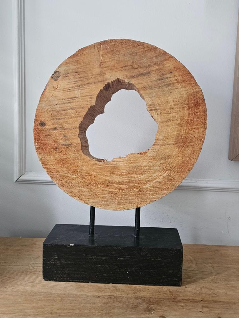 Decoratief houten beeld op standaard, Huis en Inrichting, Hout, Ophalen of Verzenden, Zo goed als nieuw, Modern