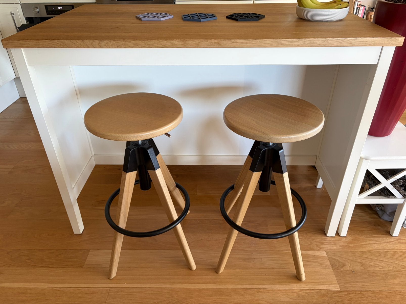 Pedrali Arki (Eikenhout / Zwart), Ophalen, 60 tot 90 cm, Zo goed als nieuw, 1 kruk