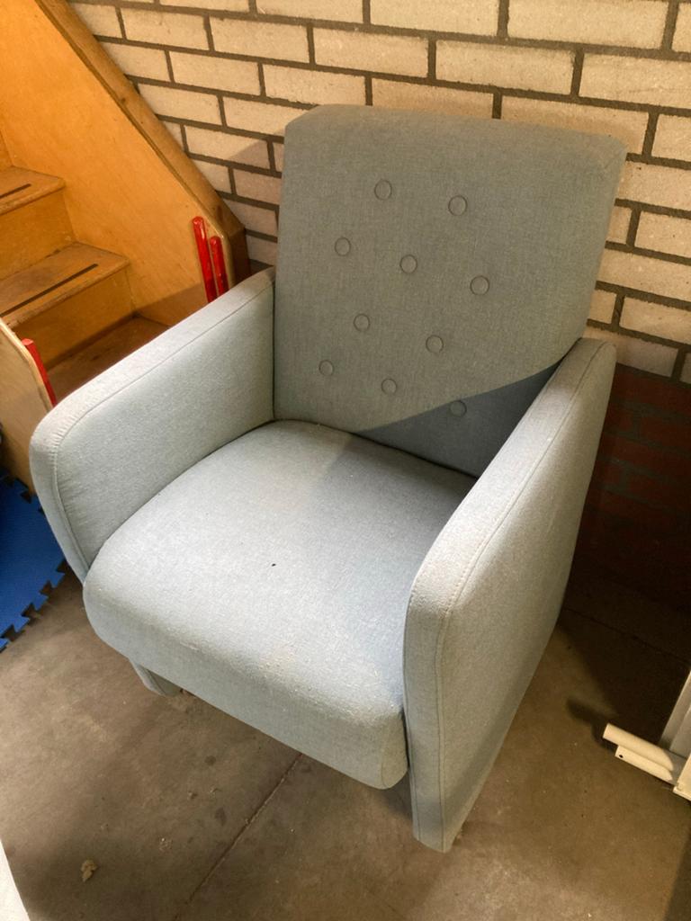 2 stuks lichtblauwe fauteuils op wieltjes, Huis en Inrichting, Fauteuils, Ophalen, Gebruikt, 75 tot 100 cm, Stof