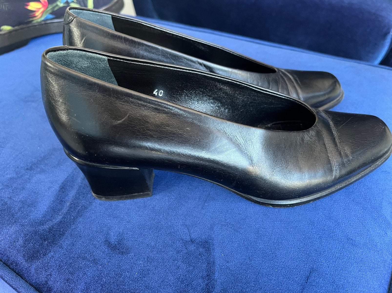 Zwart leren lage pumps, geen schade, net te krap. Valt klein, Kleding | Dames, Pumps, Zwart, Ophalen of Verzenden, Zo goed als nieuw