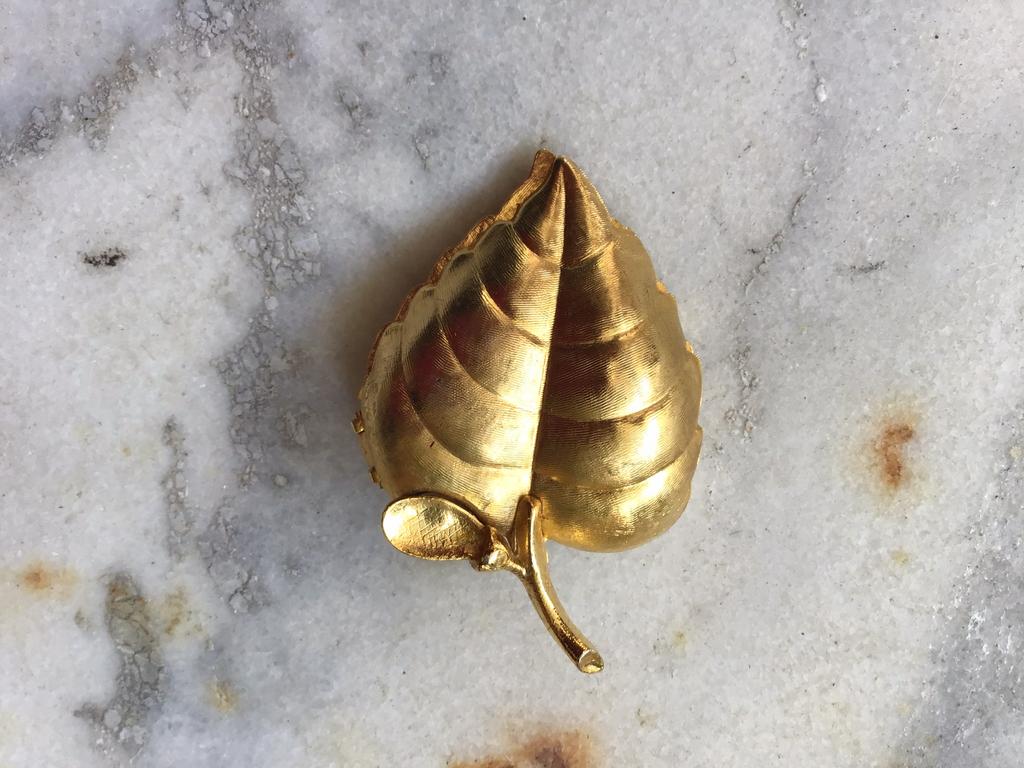 Goudkleurige broche ,bloem blad broche,blaadje broche goudkl, Ophalen, Zo goed als nieuw, Goud, Overige materialen