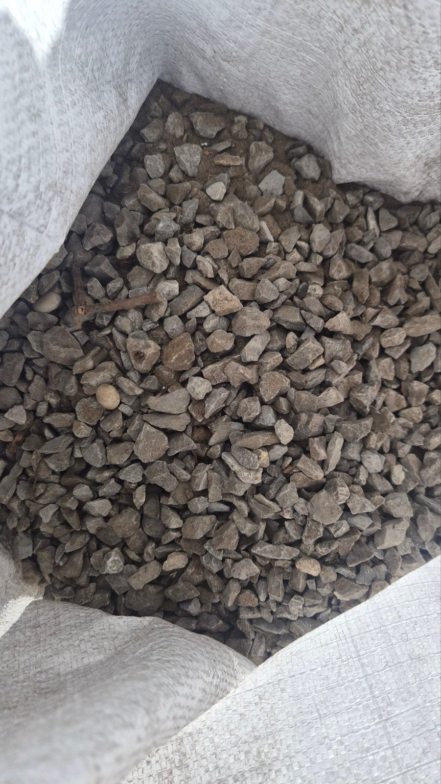 GRATIS - Basalt grind in puinzakken geschept - Wij helpen, Ophalen, Gebruikt, Grijs, Grind