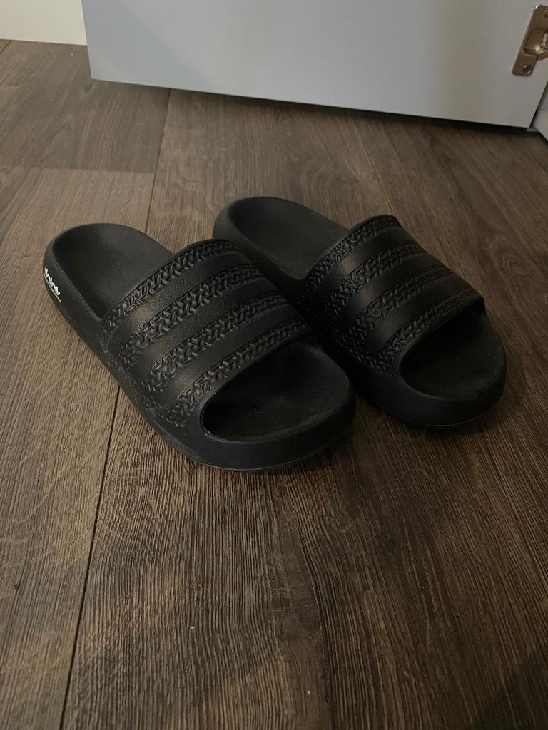 Adidas badslippers, Ophalen of Verzenden, Zo goed als nieuw, Sneakers of Gympen
