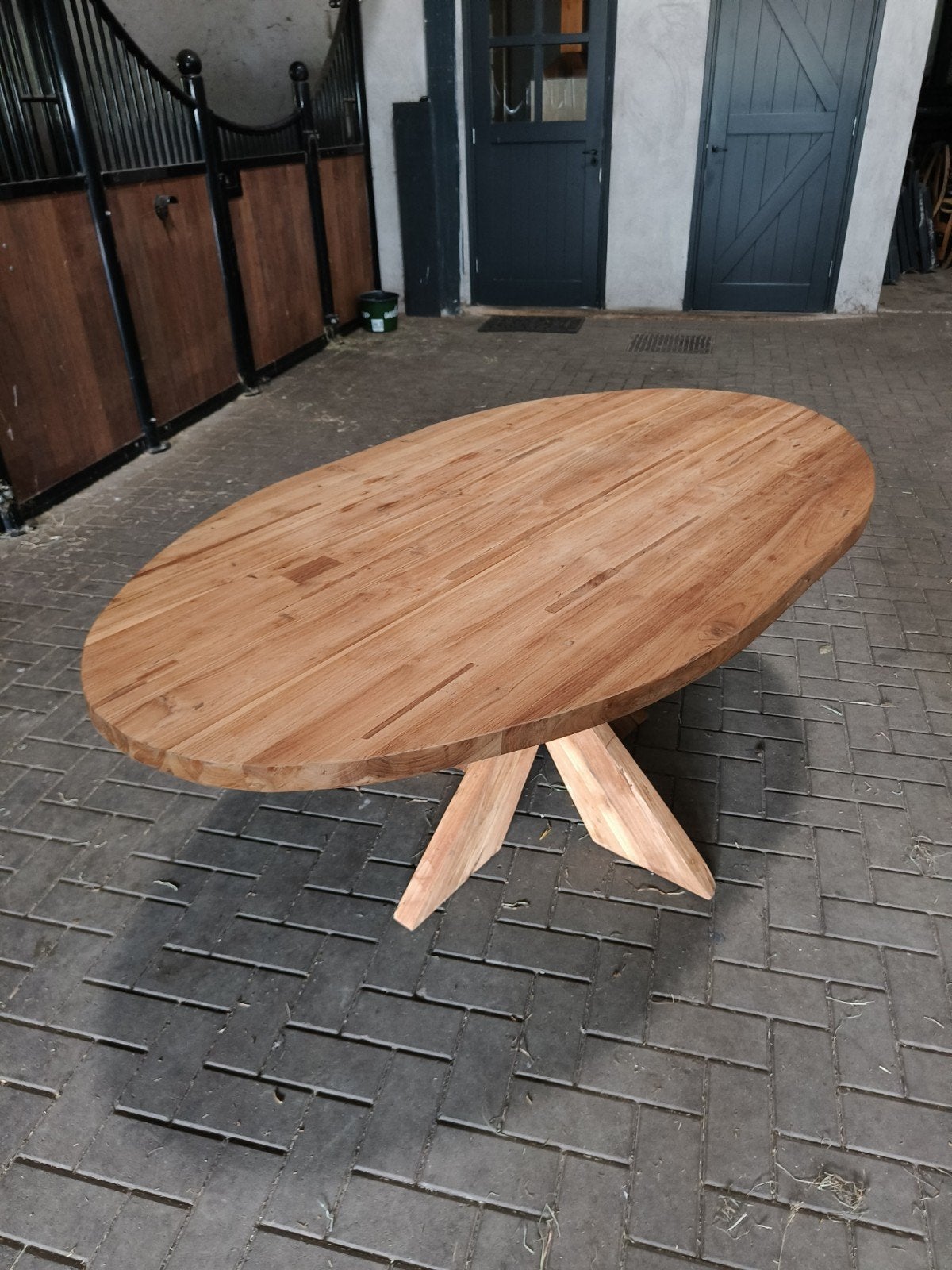 Massief teakhouten ovale eettafel met unieke kruispoot, Huis en Inrichting, Tafels | Eettafels, Ophalen, Gebruikt, 100 tot 150 cm