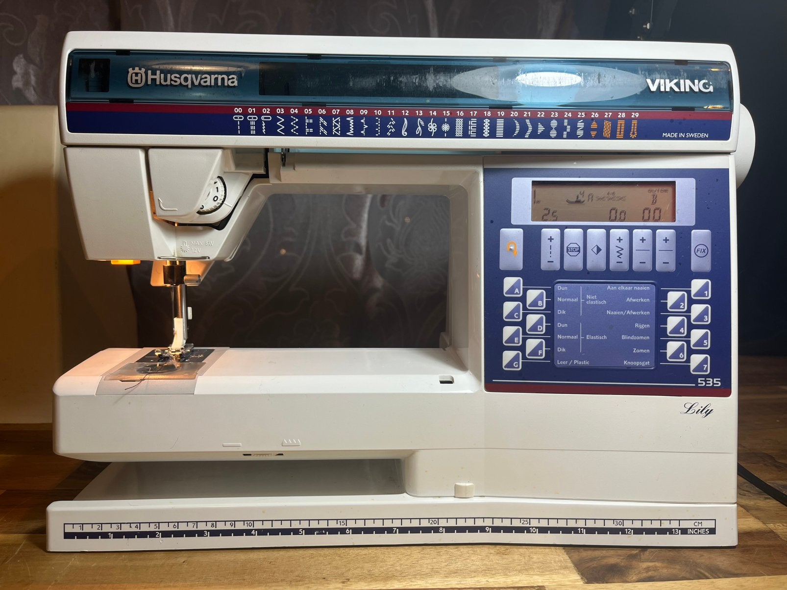 Husqvarna viking lily 535 naaimachine, Hobby en Vrije tijd, Ophalen, Zo goed als nieuw, Naaimachine, Husqvarna