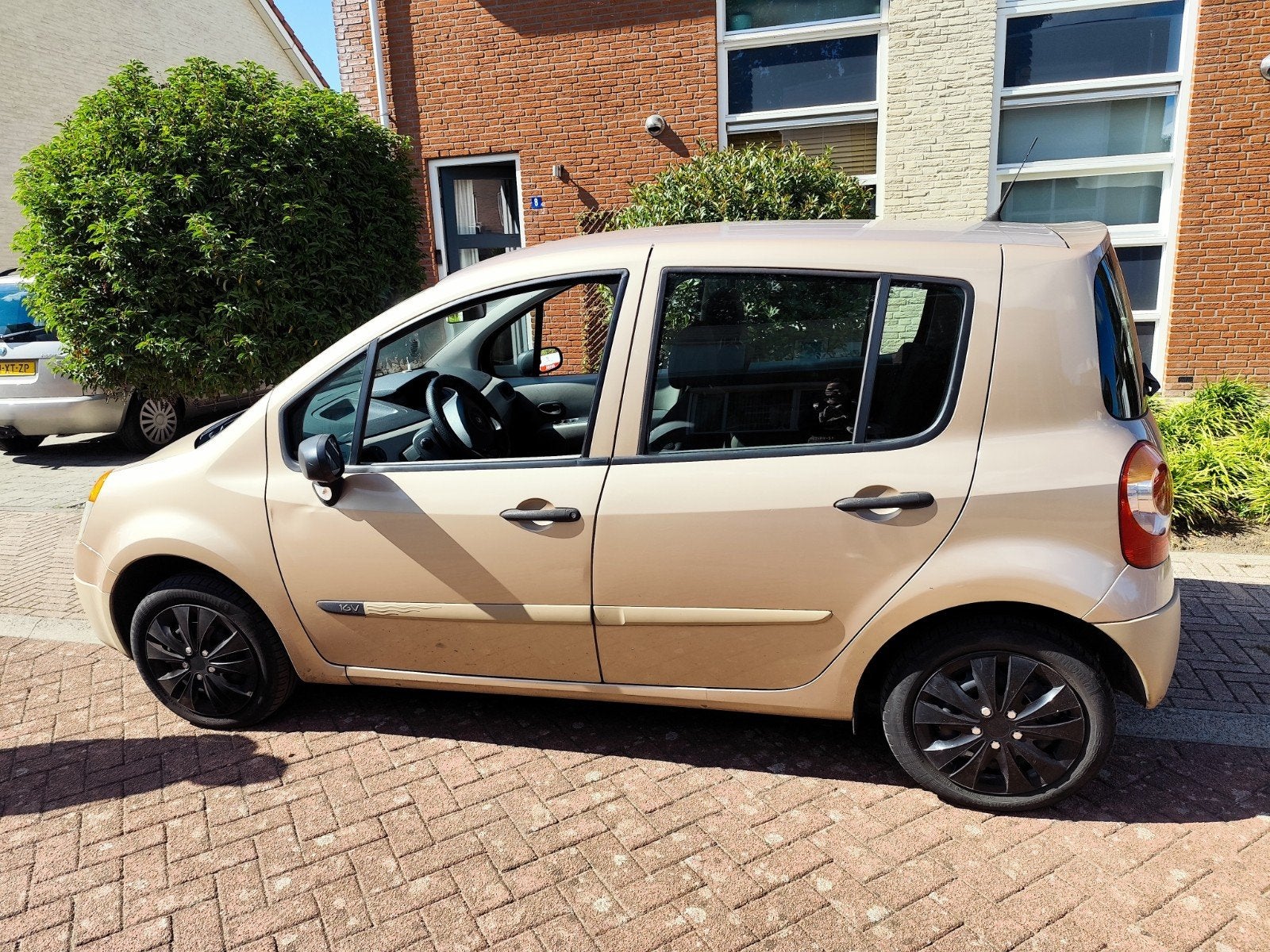 Renault Modus met een sterkte motor, met reparatie puntjes, Voorwielaandrijving, Stof, 74 pk, 4 cilinders