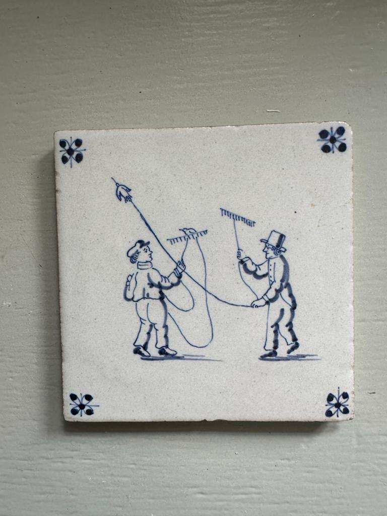 Antieke Delfts Blauwe Tegel met Kinderen en Harken, Antiek en Kunst, Antiek | Wandborden en Tegels, Ophalen of Verzenden