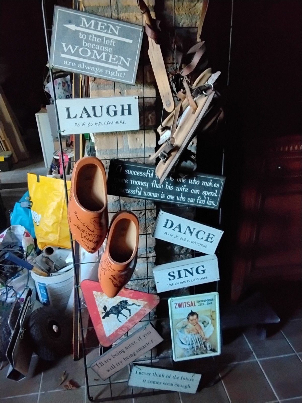 Rekjes voor mancave met bordjes, Ophalen