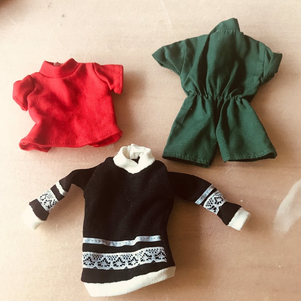 Poppenkleding set: rood shirt, groen pakje, zwart jurkje, Verzamelen, Poppenhuizen en Toebehoren, Ophalen of Verzenden, Zo goed als nieuw