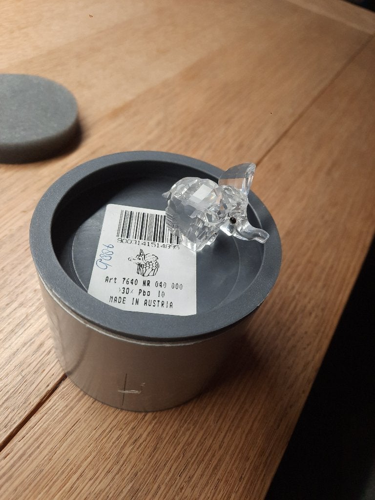 Swarovski. Olifant klein.  7640 040 000 in box, Ophalen of Verzenden, Zo goed als nieuw, Figuurtje
