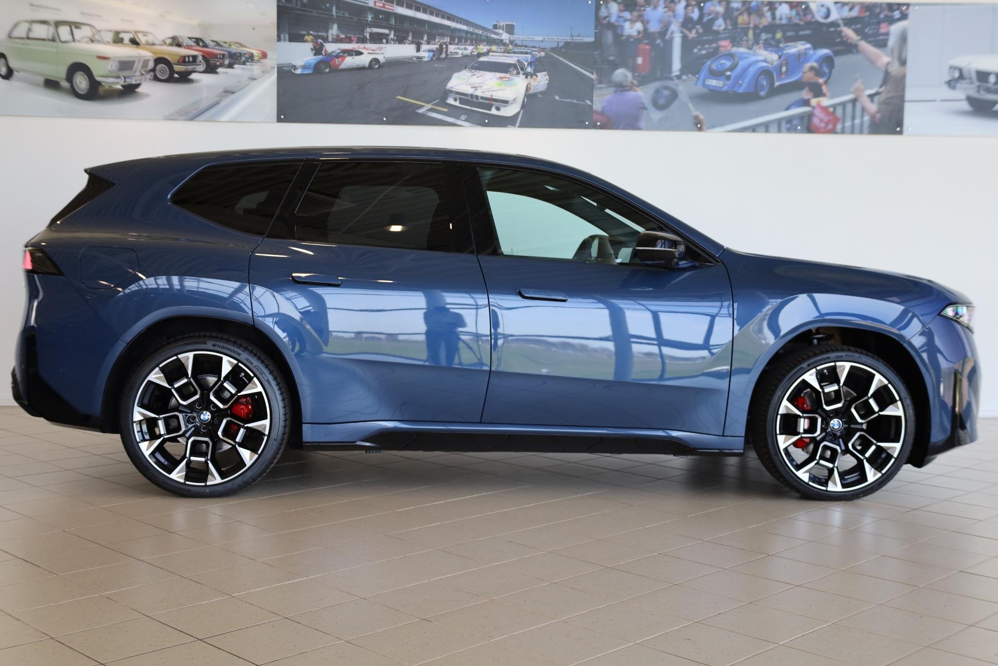 BMW iX3 50 xDrive M Sportpakket Pro | Iconic Glow | Trekhaak, Auto's, BMW, Automaat, 660 min, Stof, Zwart