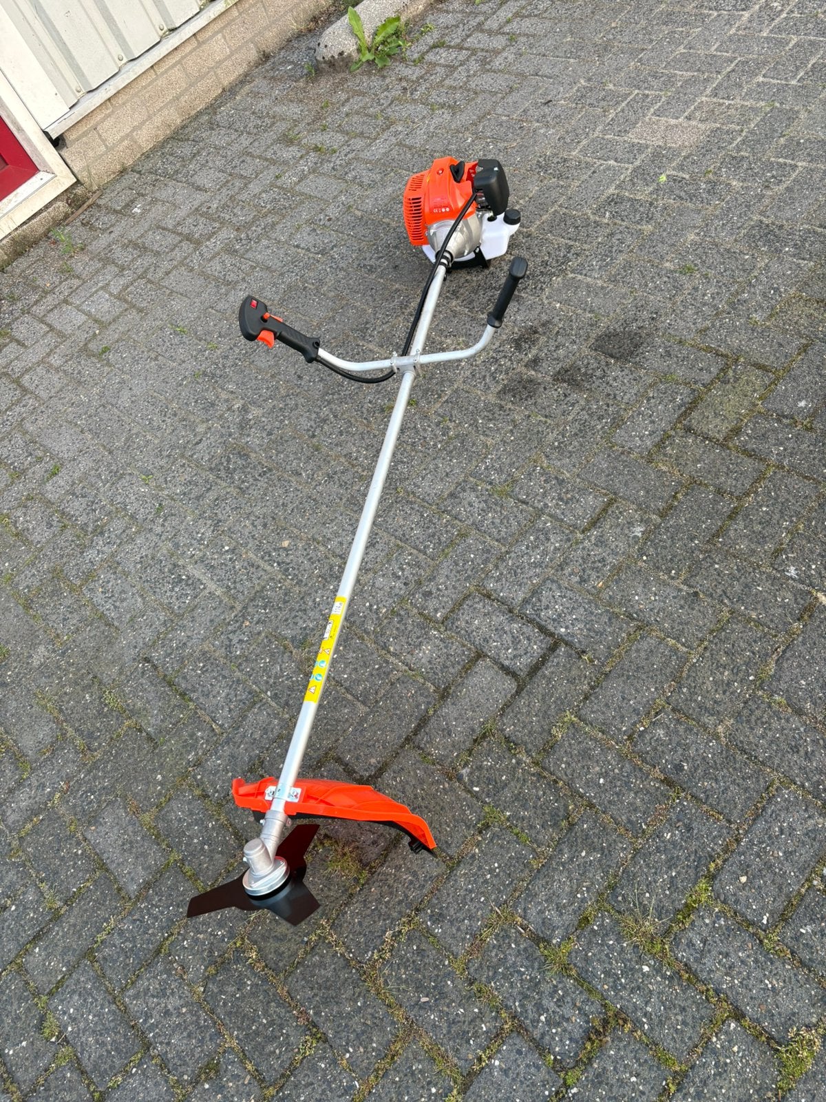 Nieuwe bosmaaier, Ophalen, Zo goed als nieuw, Benzine