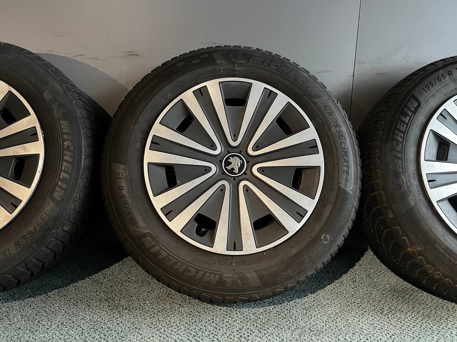 Stalen winterset Peugeot Partner Michelin CrossClimate, 15 inch, Banden en Velgen, Peugeot Postbus Amsterdam, Ophalen of Verzenden