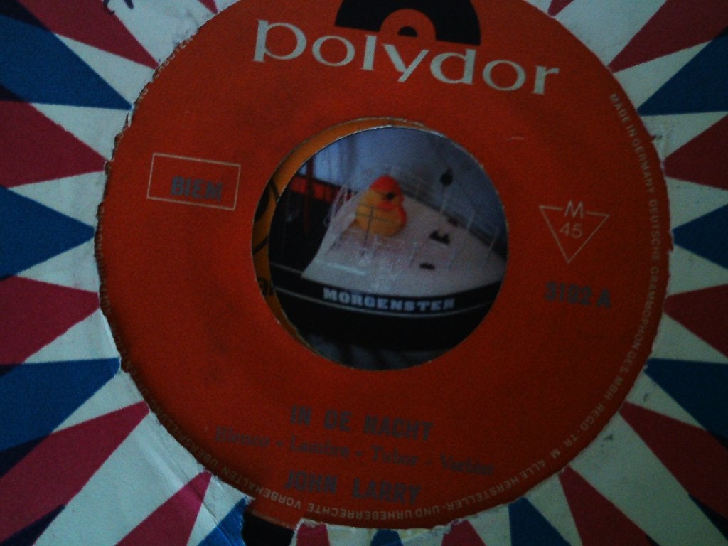 john larry - in de nacht 17jul, 7 inch, Ophalen of Verzenden, Zo goed als nieuw, Beschermende buitenhoes